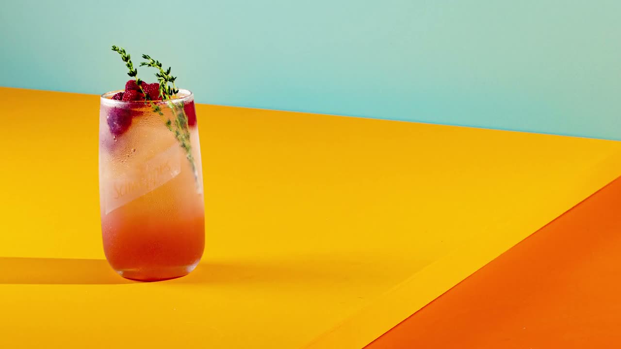 Schweppes — comercial producida por Policarpa (4)